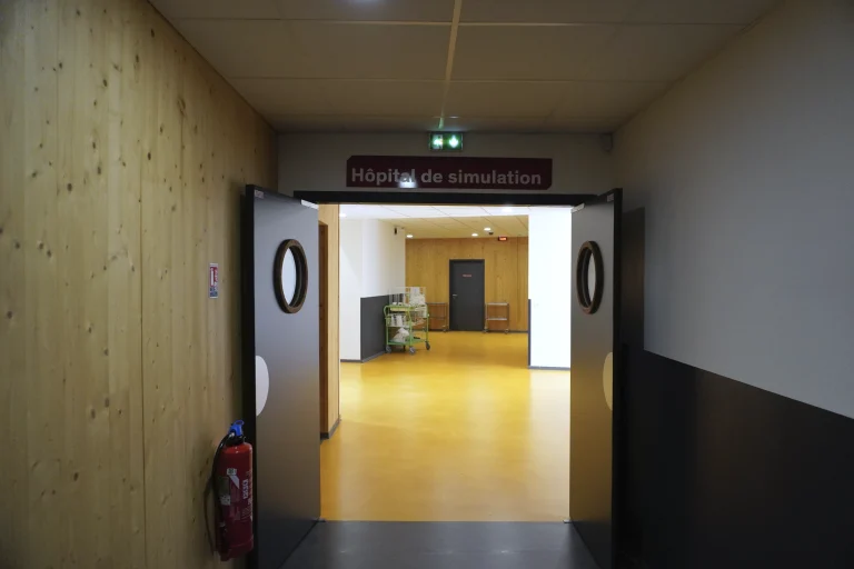 entrée hopital simu